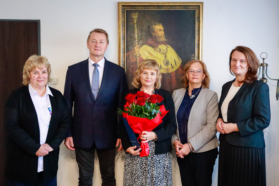 Na zdjęciu od lewej: mgr Grażyna Rożek Dziekan WNMNZ, dr hab. Paweł Maciaszczyk, prof. ucz. Rektor PANS w Tarnobrzegu, prof. dr hab. Barbara Ślusarska, dr hab. Anna Szylar, prof. ucz., dr Monika Piątek