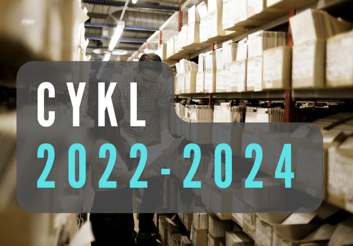 Grafika przedstawia widok archiwum oraz napis Cykl 2022-2024