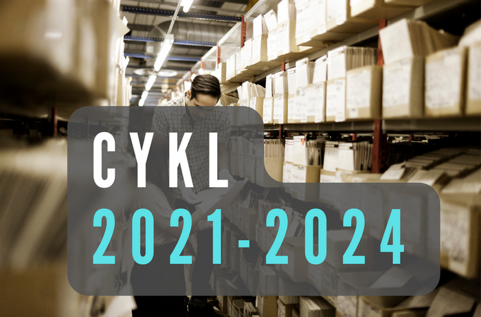 Grafika przedstawia widok archiwum oraz napis Cykl 2021-2024