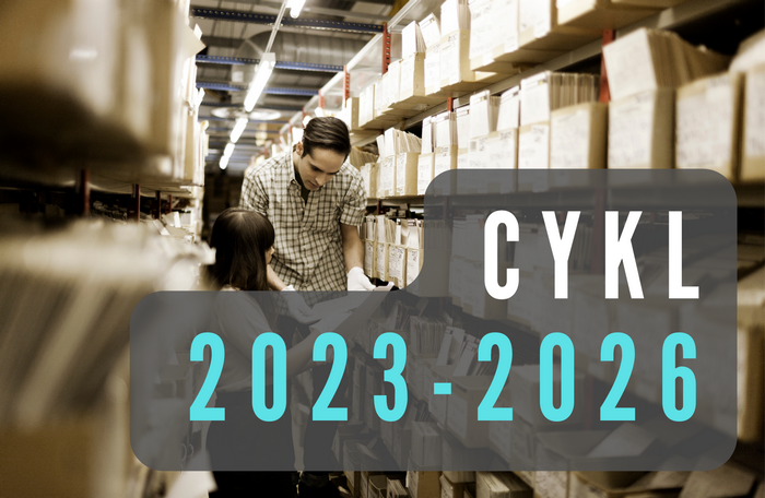 Grafika przedstawia widok archiwum oraz napis Cykl 2023-2026