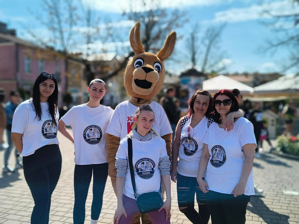 Na zdjęciu członkinie Koła Naukowego PTP, działającego w PANS wraz z maskotką niebieskiego biegu, podczas wydarzenia, które odbyło się w Tarnobrzegu