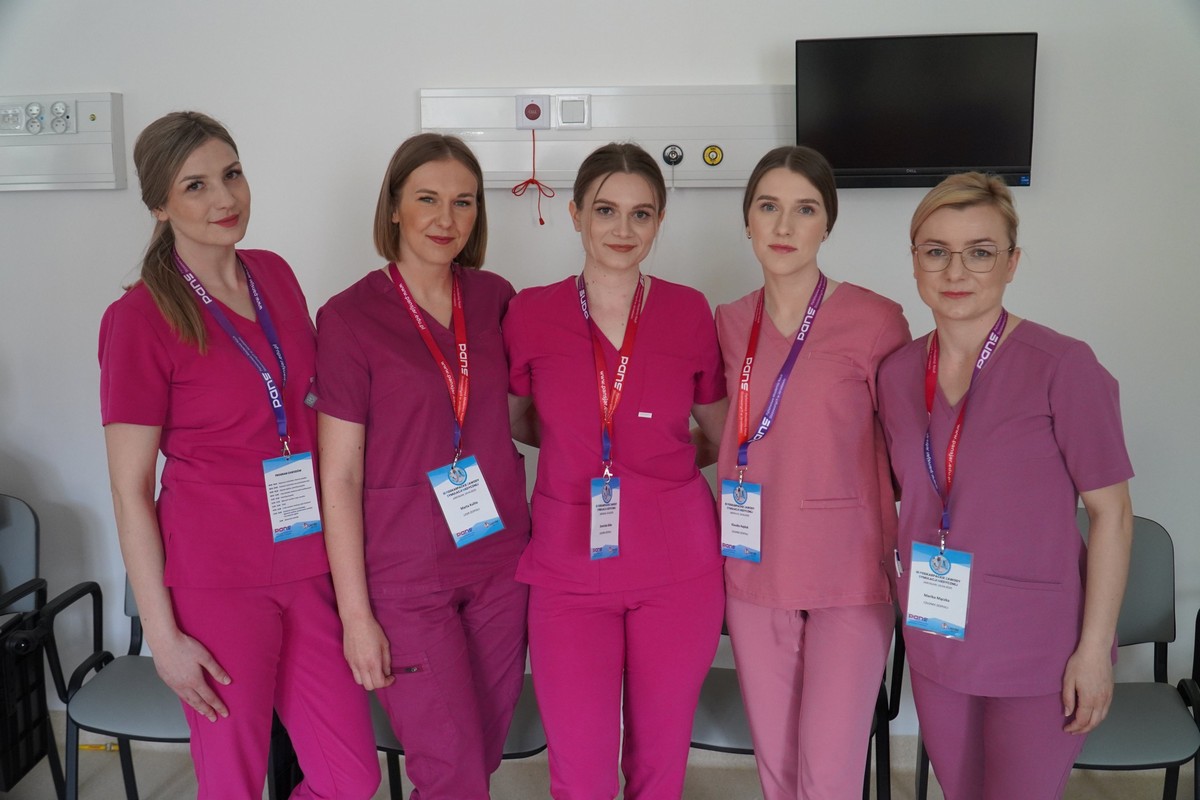 na zdjęciu studentki pielęgniarstwa PANS w Tarnobrzegu, laureatki 3 miejsca podczas zawodów symulacji medycznej w Jarosławiu 