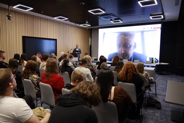 na zdjęciu wypełniona sala konferencyjna podczas wykładu