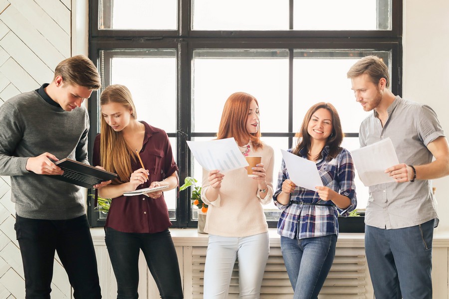 na zdjęciu grupa studentów