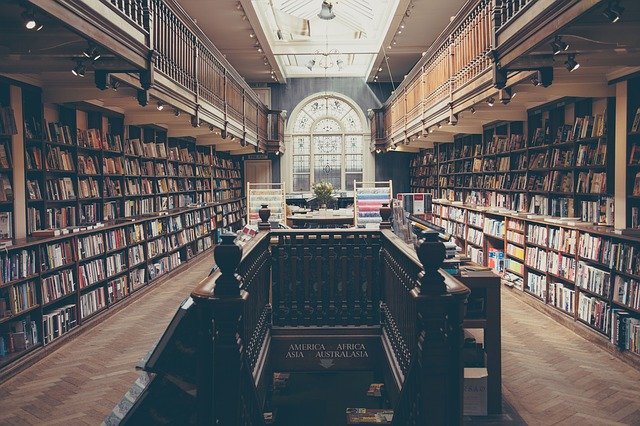 Stos książek w wielkiej bibliotece