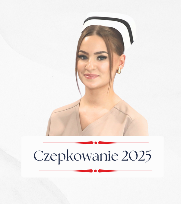 Na zdjęciu absolwentka kierunku Pielęgniarstwo PANS po uroczystym nadaniu czepka pielęgniarskiego